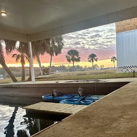 Lake Life Tiny House located on top of the water - Pool - 3 Kayaks - Beautiful!