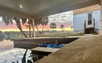 Lake Life Tiny House located on top of the water - Pool - 3 Kayaks - Beautiful!