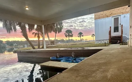 Lake Life Tiny House located on top of the water - Pool - 3 Kayaks - Beautiful!