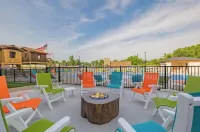 Roark Downtown Branson, Pools, Playground!