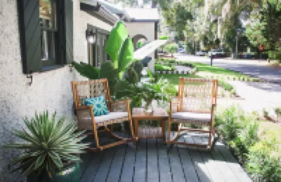 WALK to restaurants, lighthouse and shops! Charming  cottage, cozy & bright!