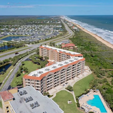 Oceanfront 2/2 Condo; Short walk to Pool & Beach