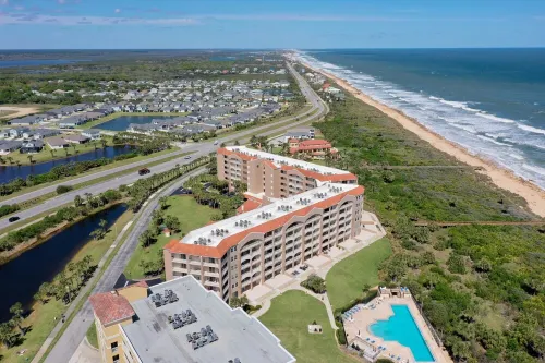 Oceanfront 2/2 Condo; Short walk to Pool & Beach