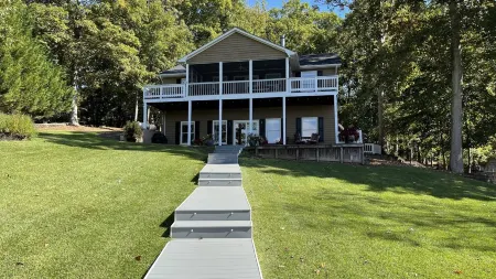 Best Dock on LKG, 7 Bedrooms, 2 Kitchens, 4 Bath, 2 OPEN Boat Slips