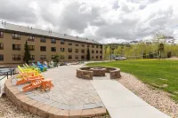 Cozy Private King Suite with Unbeatable Amenities and View in Cedar Breaks Lodge