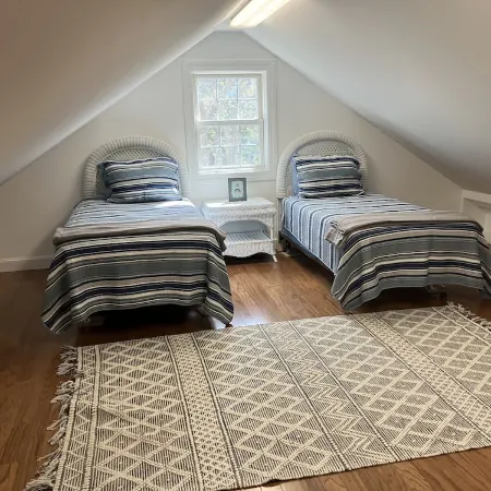 WALK TO VILLAGE LOCATION, NEW POOL, FAMILY COMPOUND!