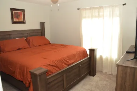 Gold Leaf Getaway: Cozy 2-bd apt in quaint Daleville, Streaming, WiFi, Near Base