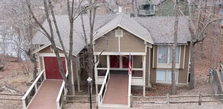 " Touch of Kansas " with Hot tub in Tan Tar A Estates! Bordering Margaritaville!