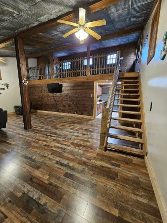 located Just minutes from laurel river lake and holly bay marina.