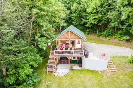 ENJOY HOT TUB & MOUNTAIN VIEWS Отели рядом с достопримечательностью «Lazy Days Winery»