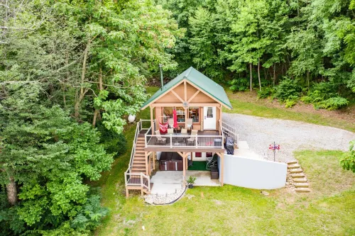 ENJOY HOT TUB & MOUNTAIN VIEWS