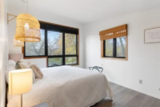 The Rest on the River - projector - fire pit - sunroom - contractors welcome