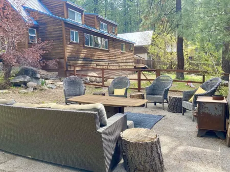 Multi-Generation retreat! Pet friendly w/ fenced yard. 5 min to lake & trails. Отели рядом с достопримечательностью «California Historical Landmark 780-6: Transcontinental Railroad in Truckee»
