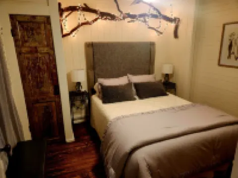 Peaceful Lakeside Haven w/private dock; boating, hiking swimming just steps away