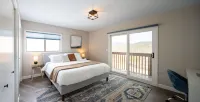 Gorgeous Retreat with Mountain Views, Open Living, Bunk Room, Game Room, Hot Tub