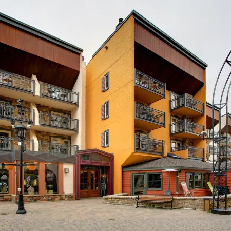 1 min. to slopes!Wake up & Ski! Steps to ski lift/gondola, shops & dining!