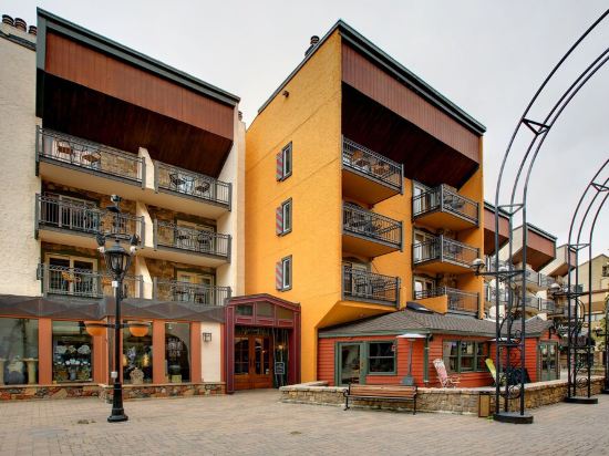 1 min. to slopes!Wake up & Ski! Steps to ski lift/gondola, shops & dining!