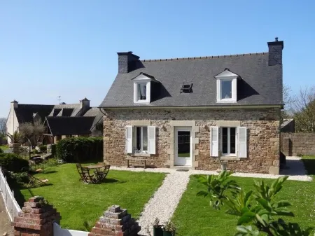 300m from the SEA, Breton house with large garden and sea view - WIFI Отели в г. Плубаланек