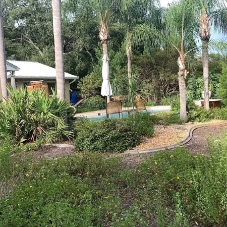 Heated salt water pool, close to beaches, includes free pass to Honeymoon beach