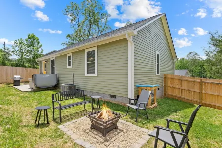 New home w/hot tub, fireplace, firepit - Less than 1/2 mi to Main St.