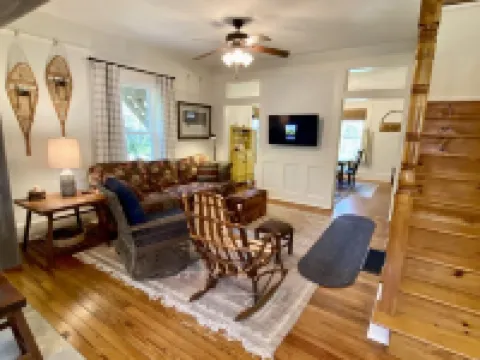 Cozy historic cottage in the woods. 10 minute walk to town Hotels in Tryon