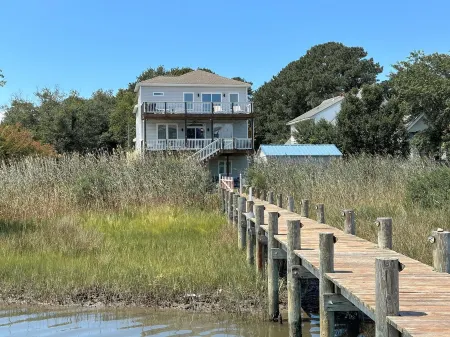 Beauty for Ashes Retreat -Luxury Waterfront 2700 SQ FT; Buckroe Beach; Sleeps 10