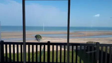 Blonville beautiful seafront apartment 10 minutes from Deauville