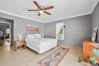 Artistic apartment with pool, 5-min to downtown