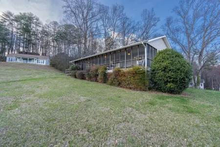 Lake view and lakes access home on Lake Chatuge -mountain view -spacious home.