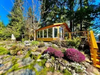 Peaceful Oasis In The Woods. Private deck and entrance.