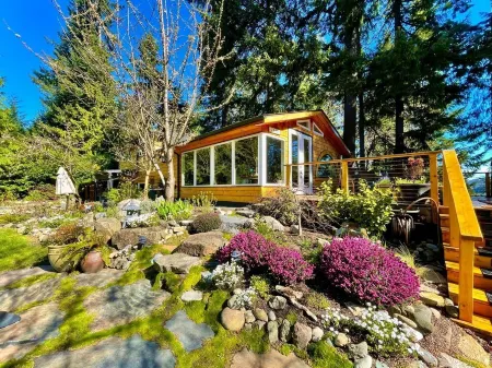 Peaceful Oasis In The Woods. Private deck and entrance. Отели рядом с достопримечательностью «Серенити»