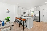 Charming 2-bedroom townhome with WiFi, minutes from Auburn University's campus