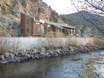 Downtown Loft with Balcony, across from river confluence, walk to restaurants Estes Park / Rocky Mountain National Park KOA Holiday附近的飯店