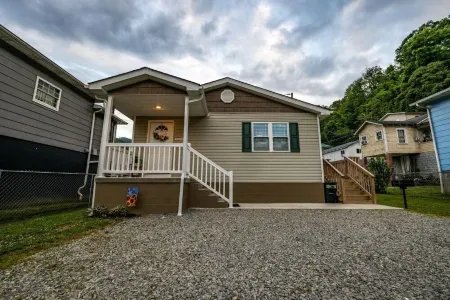 Cottage 304, 2 Bed w/ Fire Pit, near trails! Отели в г. Логан