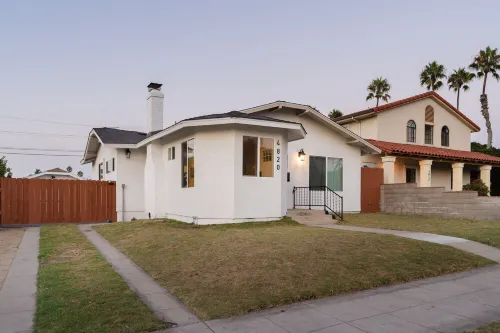Beach House w/ Private Pool & Spa mins to beach!