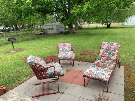 Peaceful home in town. Great location--walk downtown to stores and restaurants. Отели рядом с достопримечательностью «Чероки Нешнел Призон Музеум»