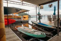 LAKE TIME @ THIS SPACIOUS HOUSE ON THE WATER + BOAT+SWIM+RELAX+GREAT AMMENITIES Hotel a Adair Township