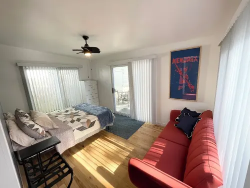 Cottage in Lexington with Lake view just 100 steps from the beach!!