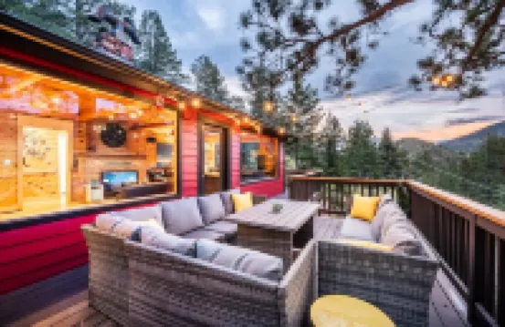 Hot Tub, King Beds, Bunkroom, Deck & Dog Friendly -Modern Mountain Getaway Cabin