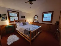 Quiet 3 bedroom cabin in the woods, amazing mountain and lake views, huge deck