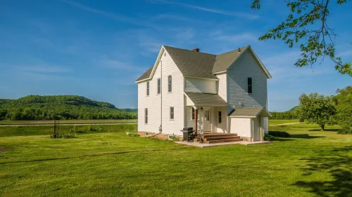 3 Peaks Farmhouse- Beautiful Remodel with Scenic Views + Root River Trail access