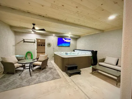 Wknd@ Bernie's II-2 Private Villas Private Compound 4bd/4ba/2 Hot Tubs