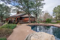 Serene yoga retreat with private heated pool! Just minutes from hiking! - Private Pool
