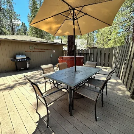 Pet Friendly Home, 3 Bedrooms & 3 Baths, Steps to Sharc with 8 Passes