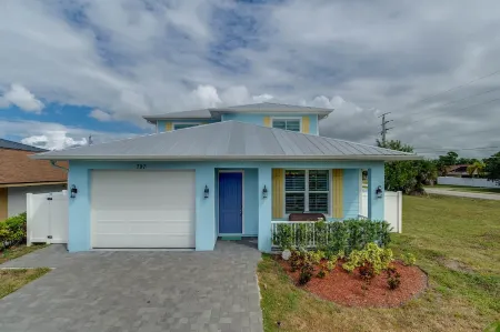 WINTER 2025 DATES OPEN - Spacious Private Pool Home - WALK TO BEACH & MERCATO