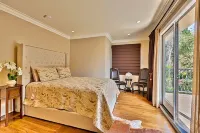 Summer Sale - Magnificent Hollywood Hills HtdPool Residence in Celebrity Enclave