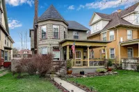 Charming 5 BR Grand Victorian Family Home King Suite Walk to Falls Game-Room - Homestays