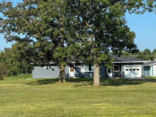 Newly remodeled, fully equipped house close to many LAKES and TRAILS!