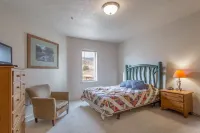 Spacious Corner Unit Near Skiing, 2 BR+Loft, 2.5 BA, Top Floor, Sleeps 8 Hotels near Utah Olympic Park