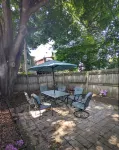 Historic Midtown ~ Walkable ~ Spacious ~ Off-Street Parking Spot Hotel dekat Cathedral of Saint Patrick